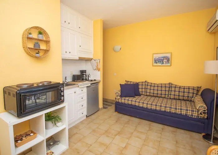 Alexandras On The Beach And Pool Apt