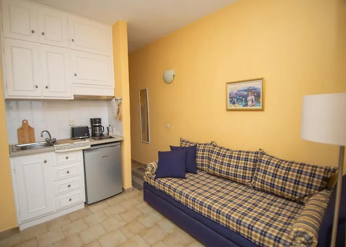 Alexandras On The Beach And Pool Apt