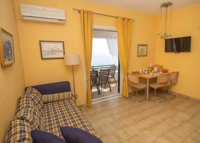 Alexandras On The Beach And Pool Apt