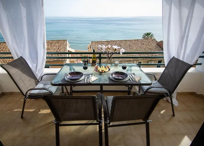 Alexandras On The Beach And Pool Apt
